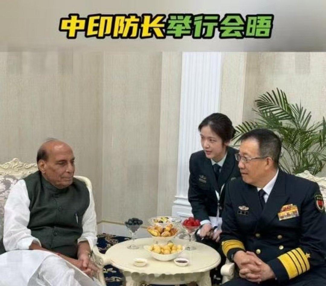 你看阿三这二郎腿翘的，也不知道哪来的自信