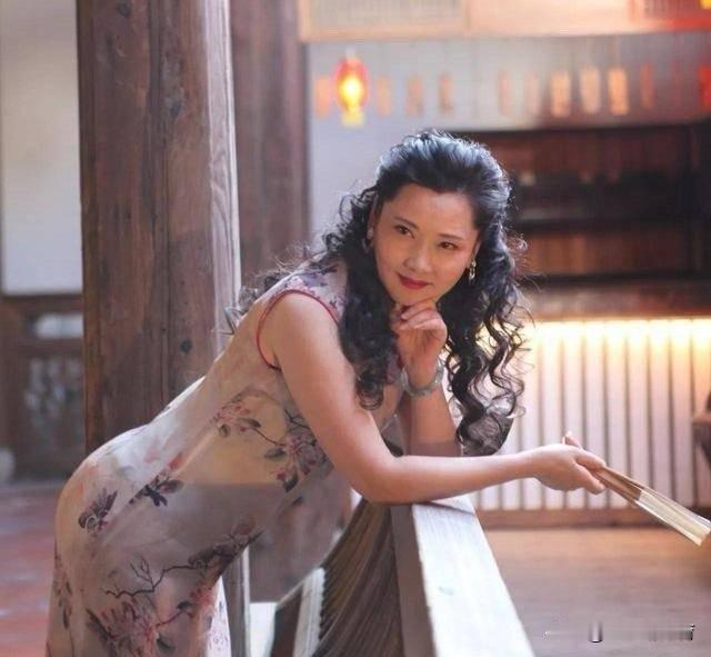 61岁腰臀比秒杀20岁？她的骨盆基因其实比你差。专业教练一针见血：臀的“天花