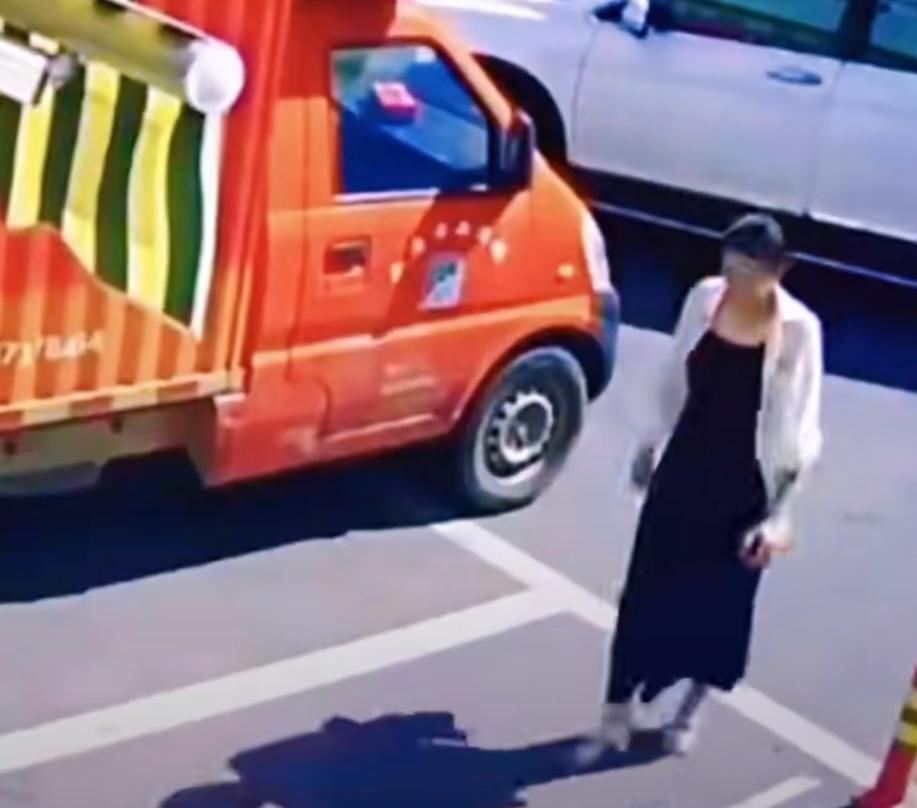 近期发生了多起女性跳水轻生事件，其中有两件因同样的年岁，同样的行为而引发关注。一