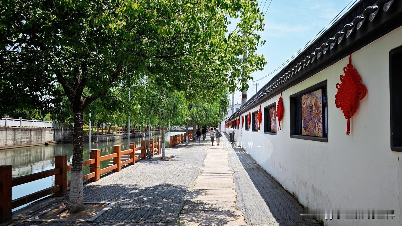 沪上何处最江南？答案一定是朱家角。这个离市区不过一小时车程的古镇，像一颗被淀山湖