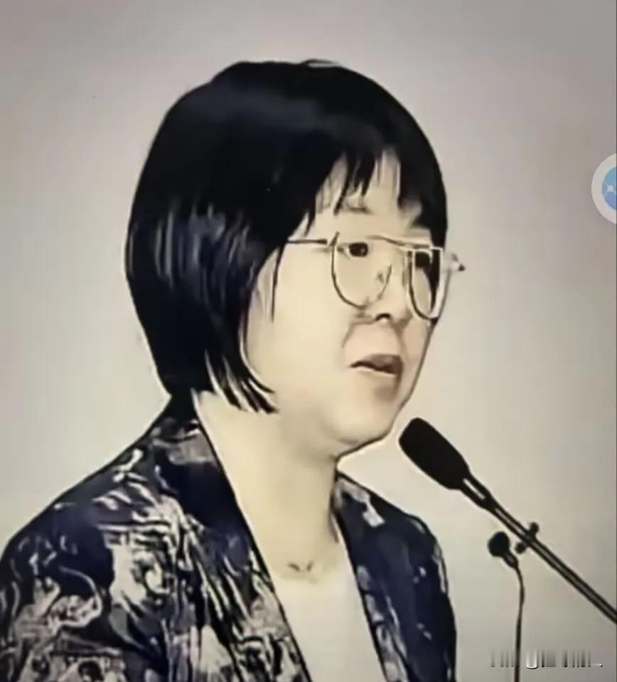 清华美院教授张敢在展览评述中评价，“丁荭的作品是一曲凡人颂歌”，也有部分圈内声音