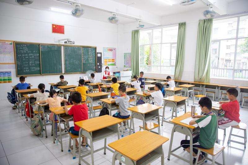 给小学生爸妈的几点贴心话1、同班家长别“太亲密”，帮忙要留心眼。有个朋友把