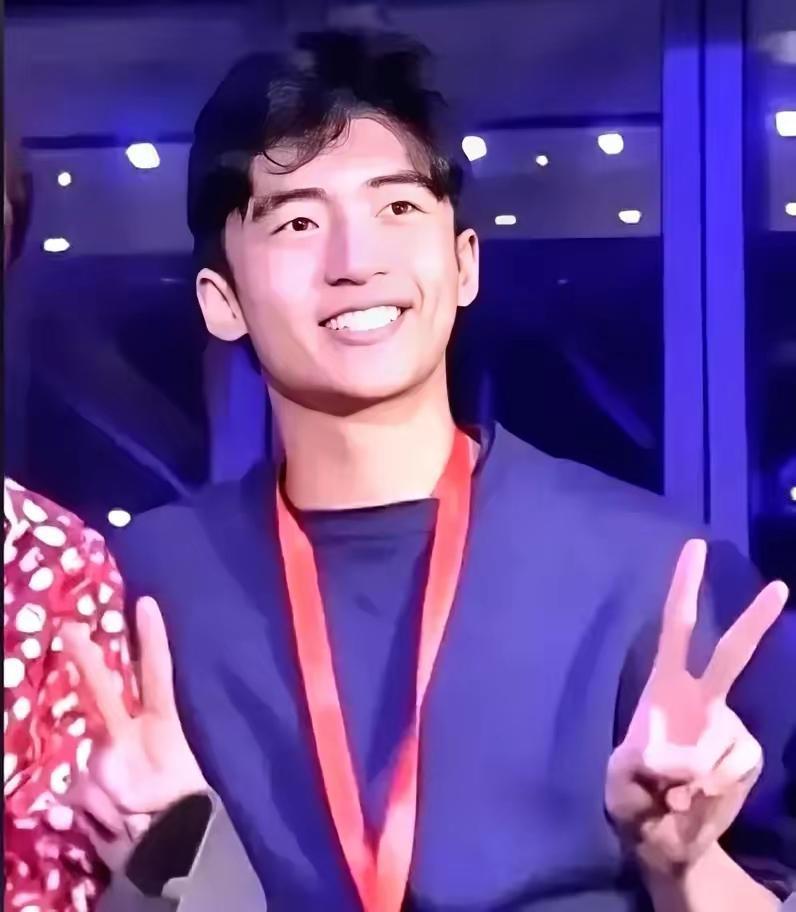 谢家出了个剑桥物理生，这事炸了锅。不是因为明星家的娃上了名校，而是全家学历第一次