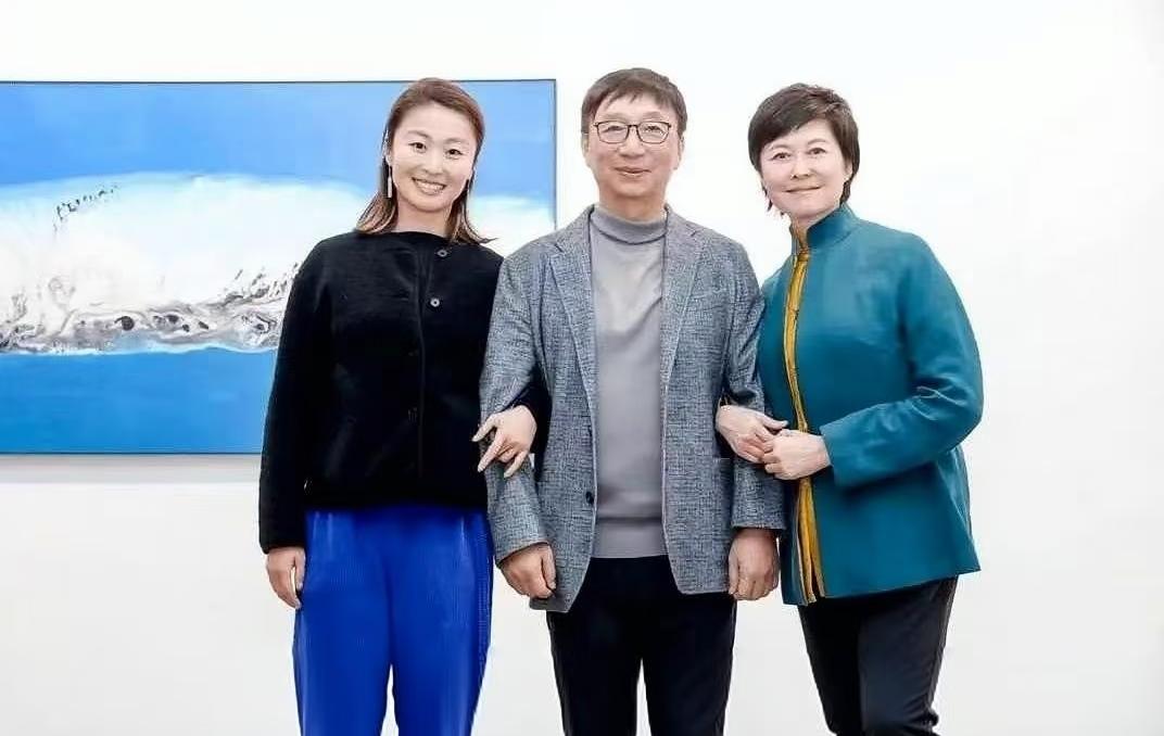 这是2023年68岁的敬一丹和70岁的丈夫王梓木与女儿王尔晴在北京今日美术馆拍的