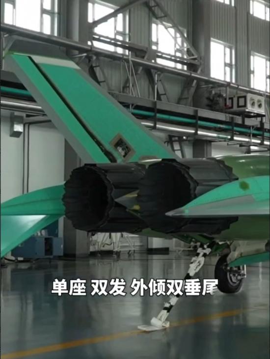 在10月5日的央视节目中，首次走进中国歼-35系列战斗机的生产线，包括了未涂装的