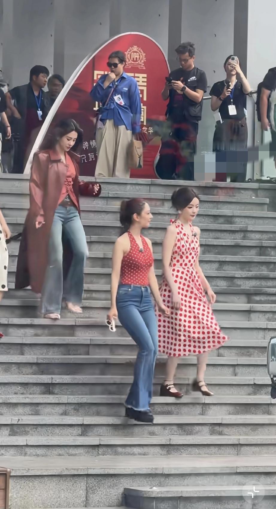 4月11日，郎朗妻子吉娜深圳录节目，没有A4纸的小蛮腰，也没有性感，身材似乎和普