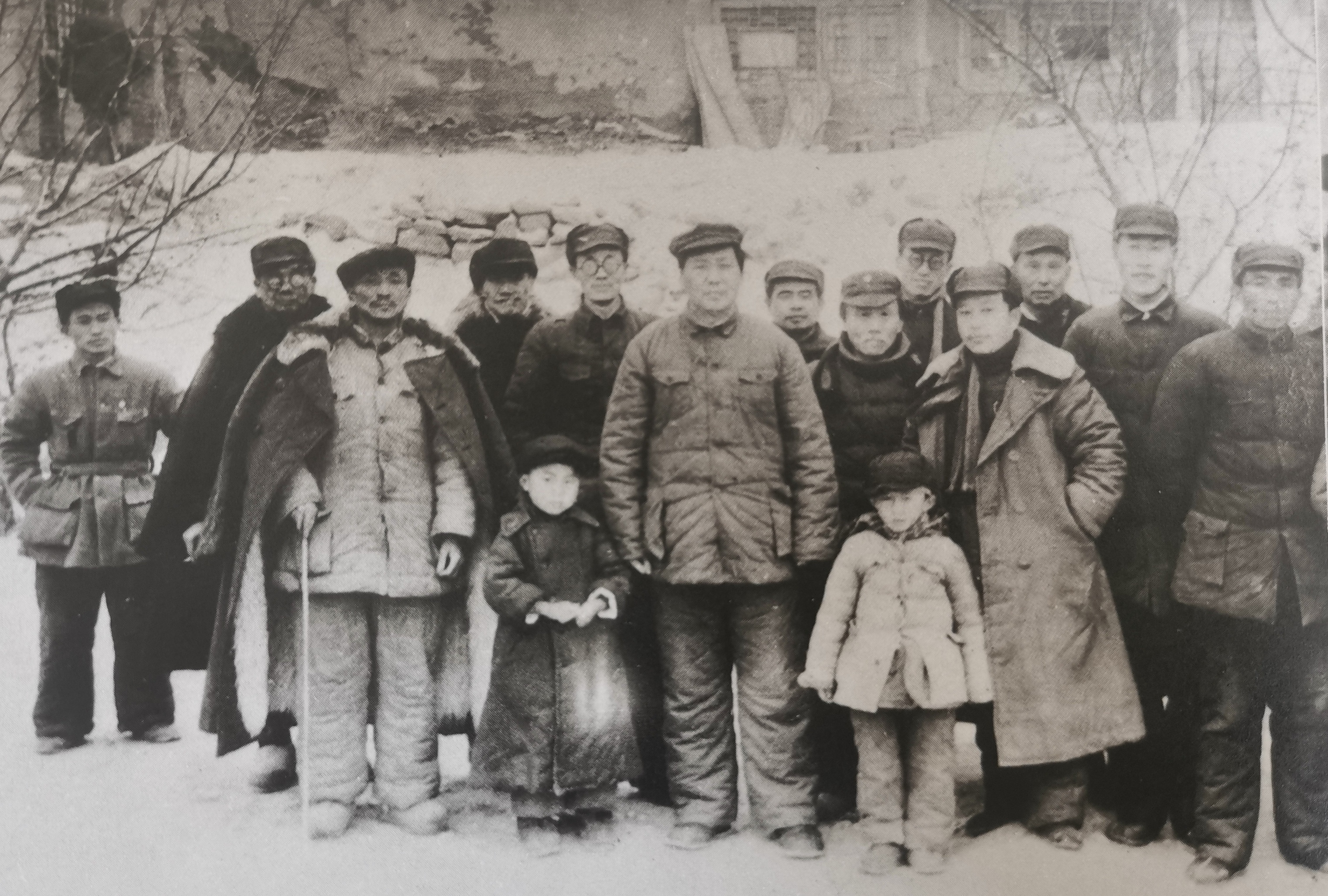 1948年毛主席和陆定一徐特立在陕北合影，就要告别这个地方了，大家都很是依依不舍