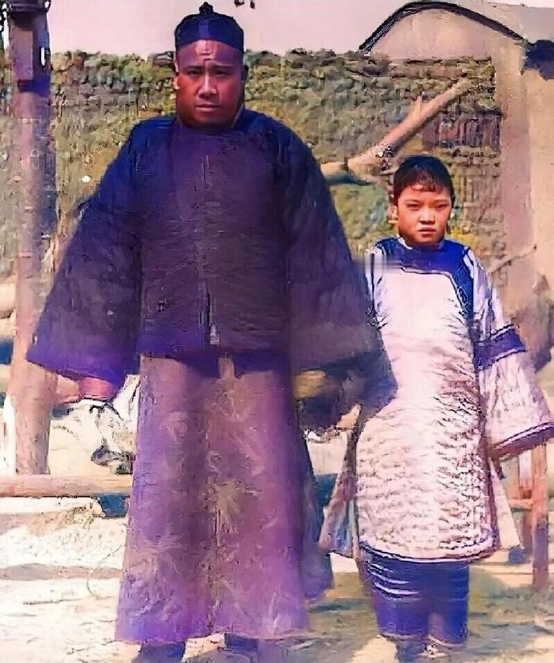 历史知识这是真实的历史人物照片，晚清一大户人家的地主和小妾合影。通过照片可以看出