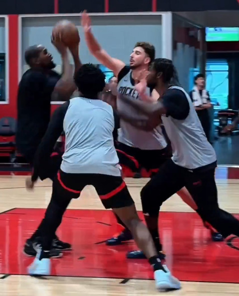好家伙，三人包夹都练起来了。[笑着哭]NBA季前赛​​​