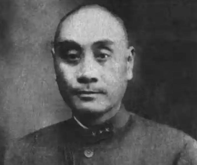 1949年11月，解放军通过无线电呼叫成都守备司令严啸虎：“严啸虎听好了，你在成