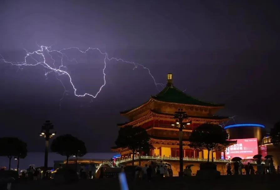 西安昨晚的闪电，你拍到了吗？西安昨晚一阵电闪雷鸣，大概持续了半个小时，紧接着