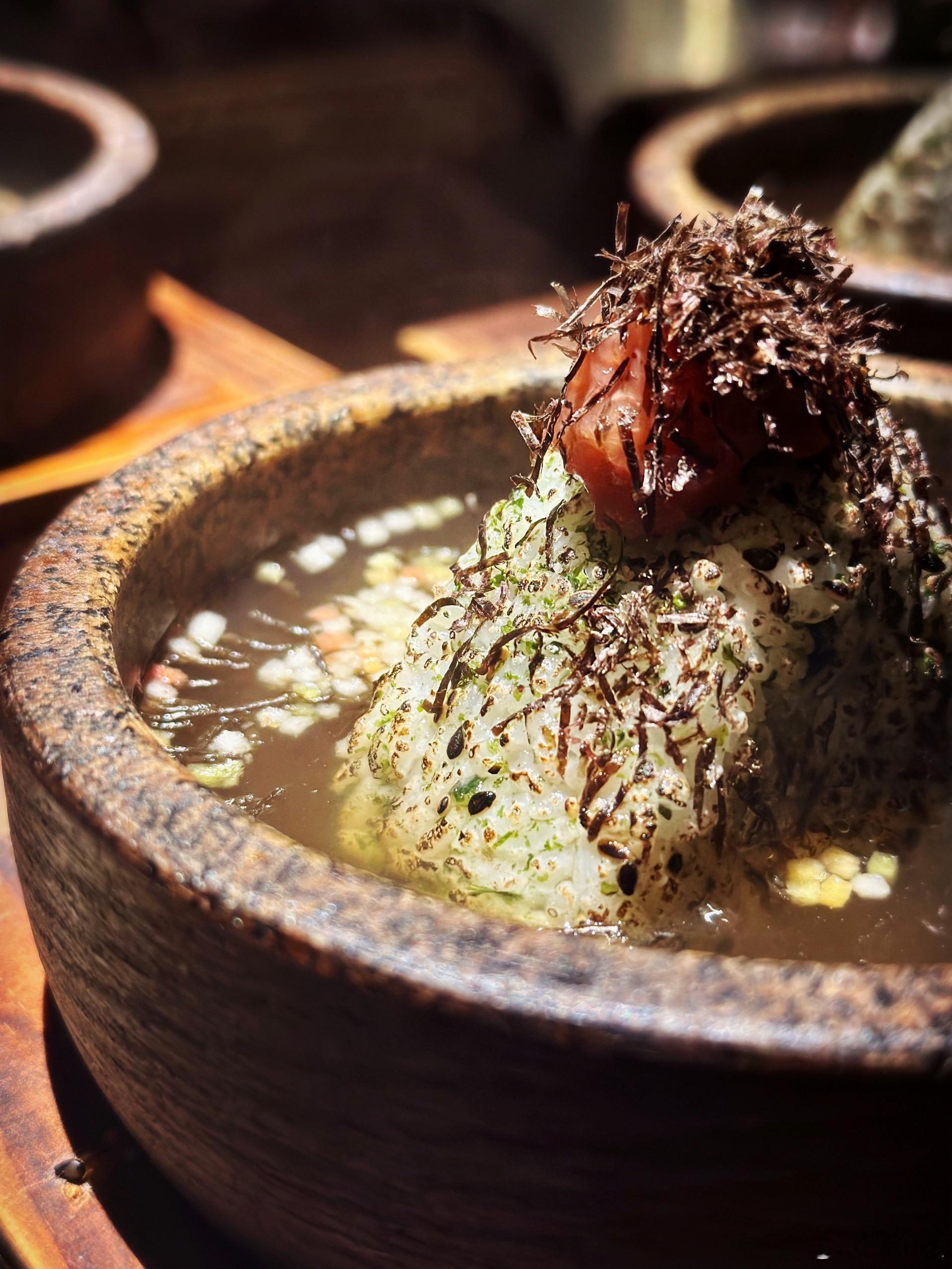 好朋友打球午餐还不够，买了甜点来家里喝茶剥花生、剥柚子、剥橘子晚上去自慢酒家，一