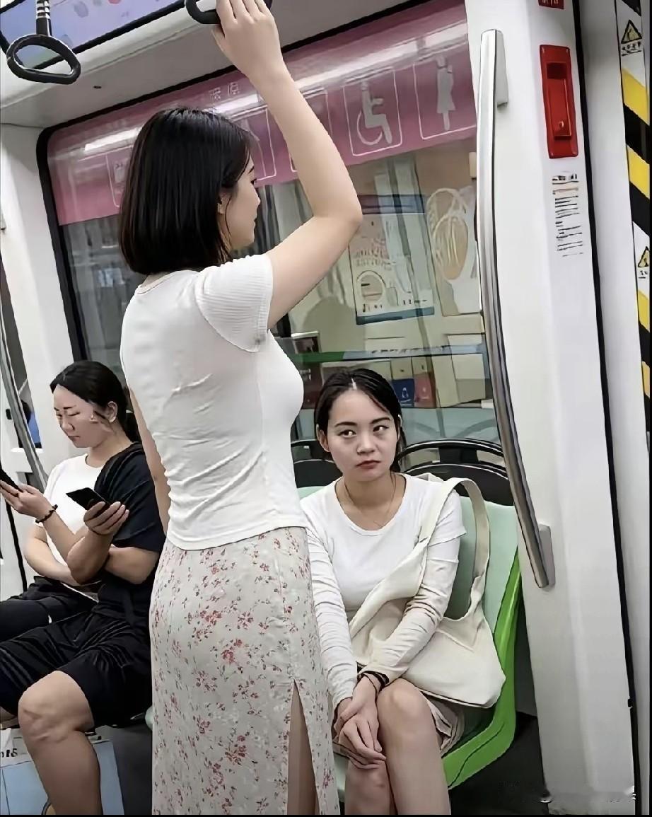 地铁里的一幕，这样的眼神是嫉妒还是羡慕呢？你说是嫉妒吧！坐在那儿的女孩子身材也