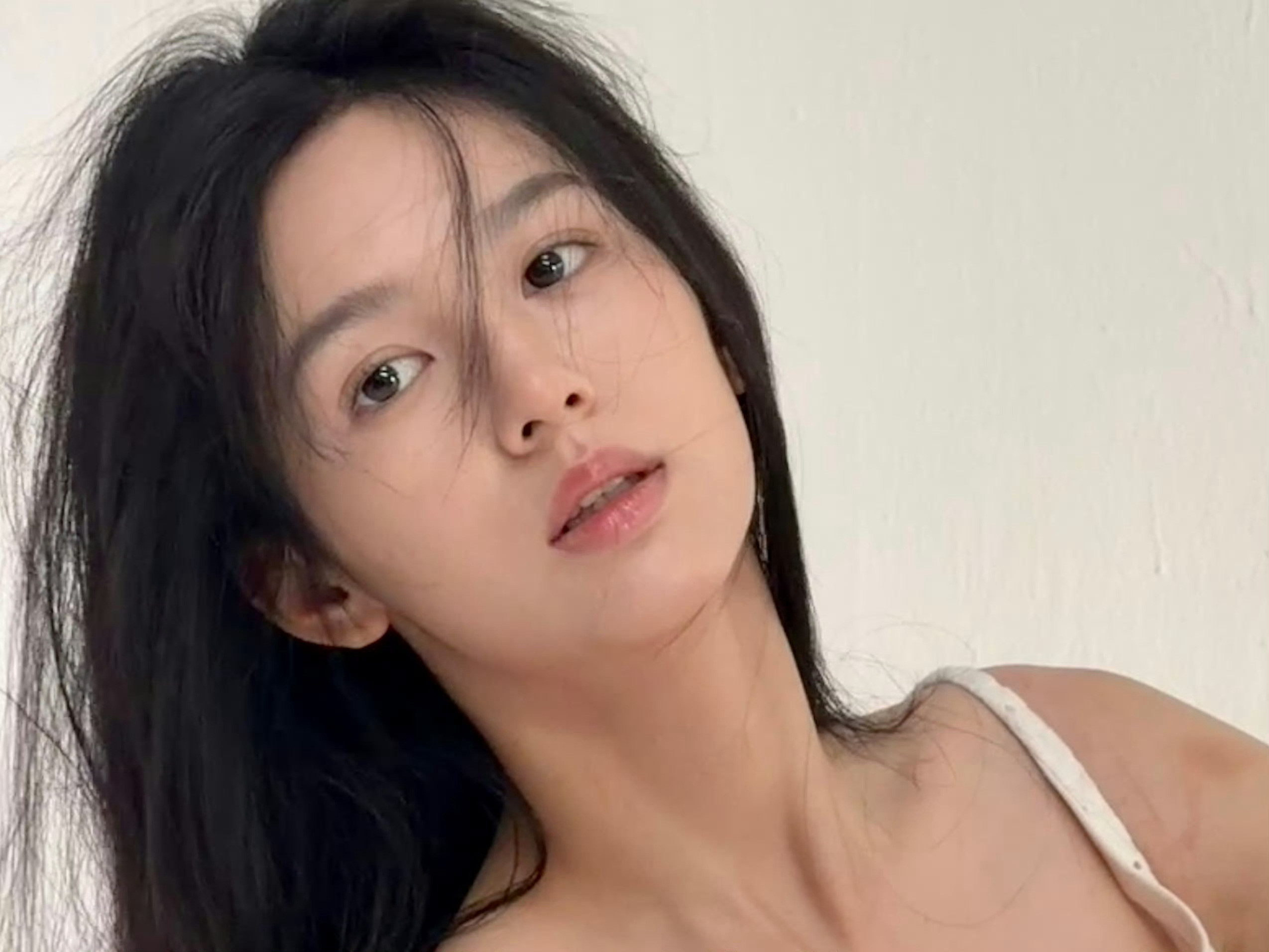 周也这都素成什么样了，好清晰的美貌，有种白开水的感觉，越素越美！！