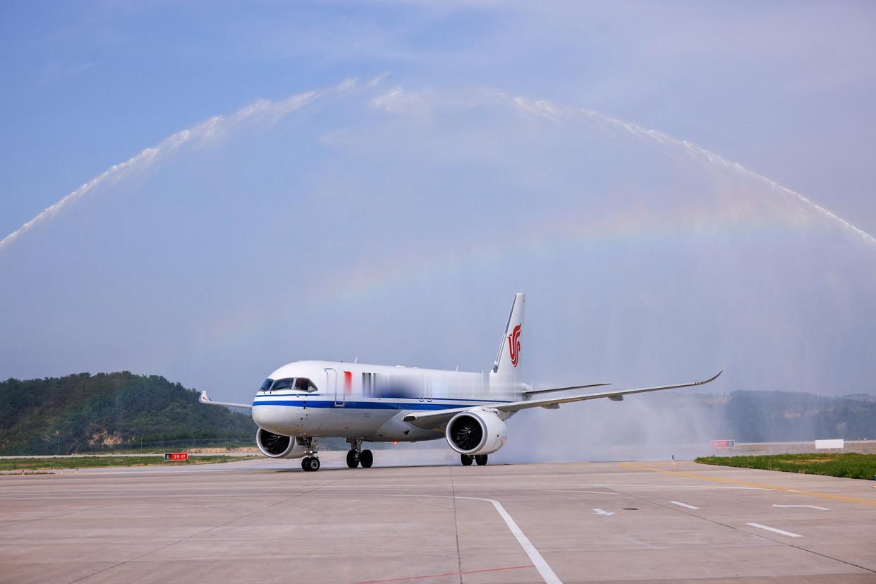 6月25日，据央视新闻直播间报道，昨天，国产大型客机C919CA1279次航班，