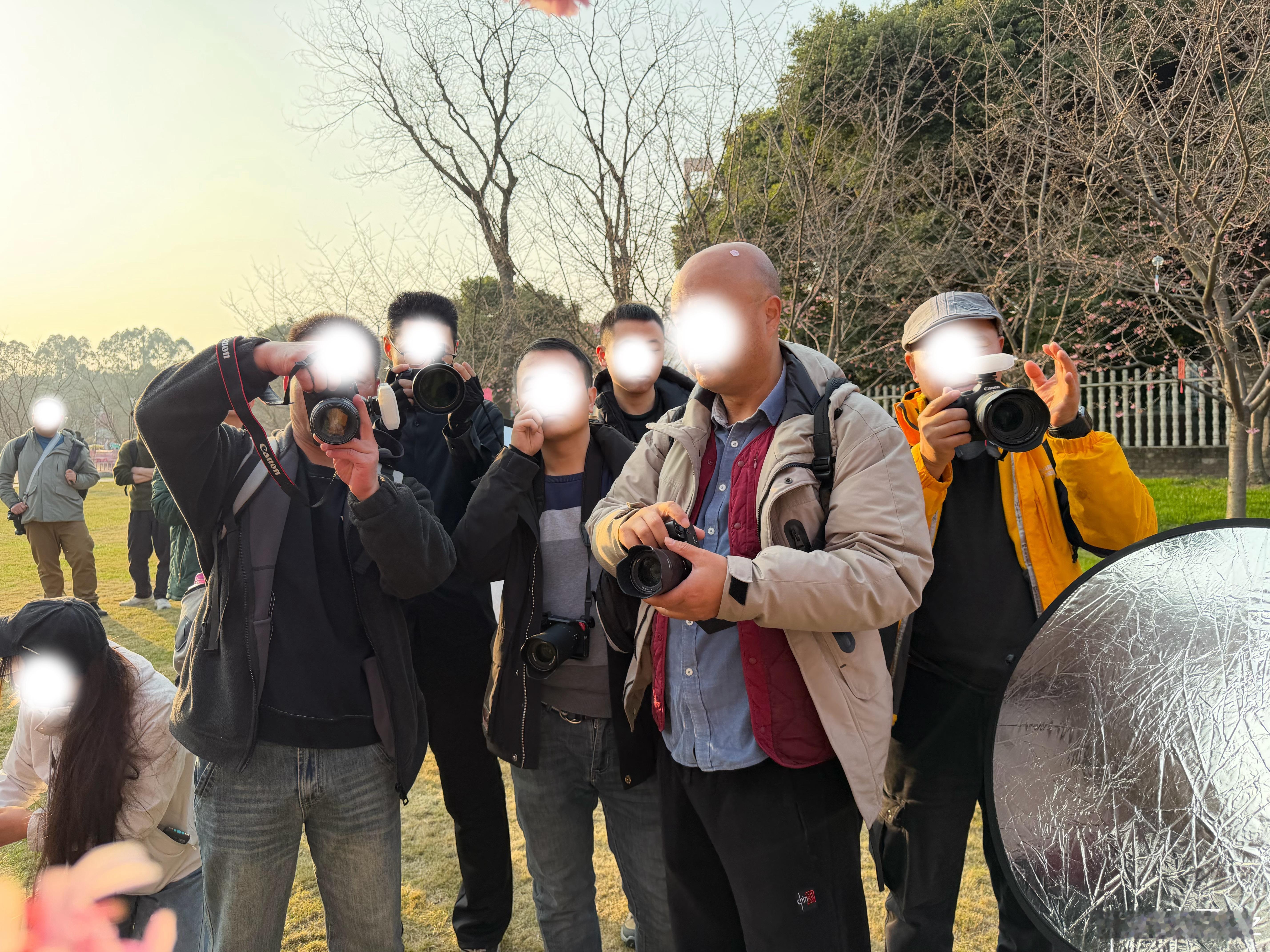 俺不中了出来拍樱花十多个人拿着大炮围上来拍我而我的摄影师只拿个小手机就拍出神图了