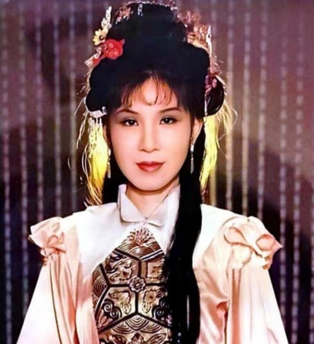 1998年，焦恩俊怕赔偿1000万的违约金，只好硬着头皮跟看似60岁的西门大妈，