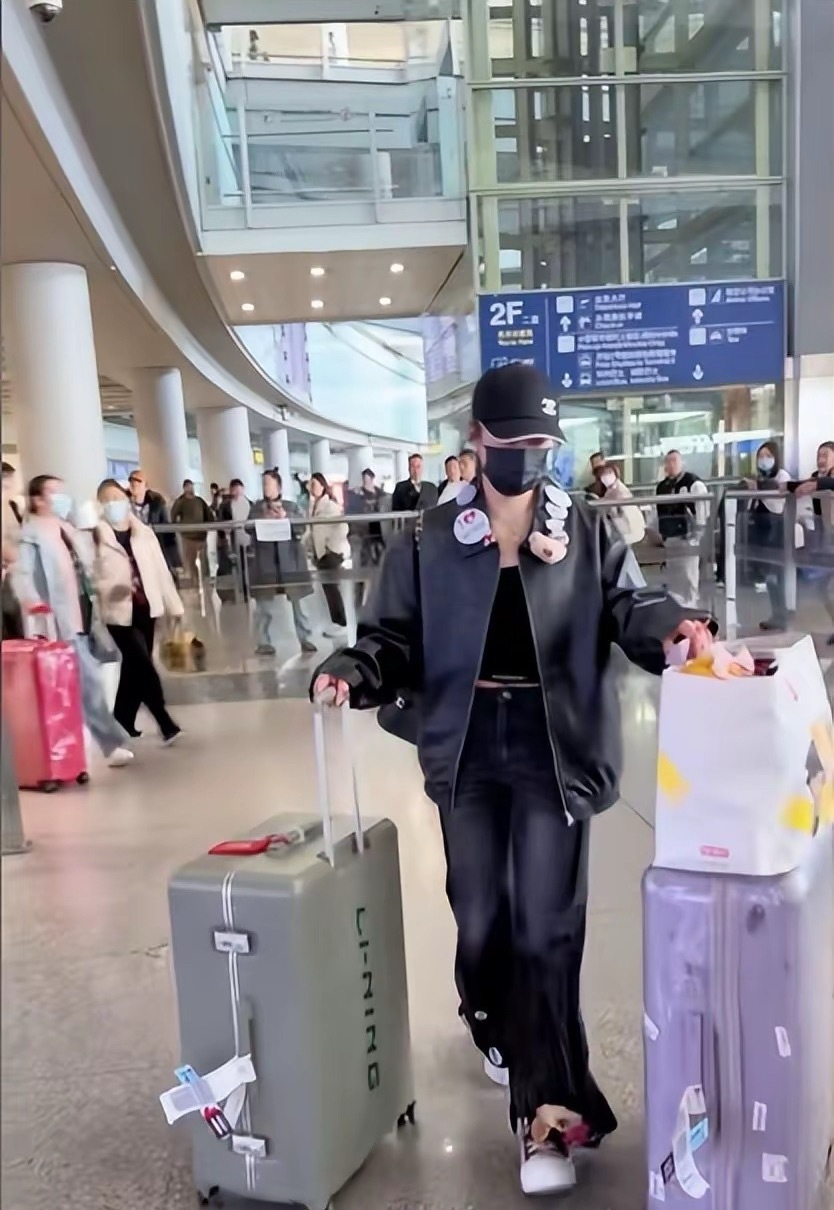 陈梦夺冠后返程，抹胸配皮衣，秀完美腰线，戴上万帽子潮到认不出！