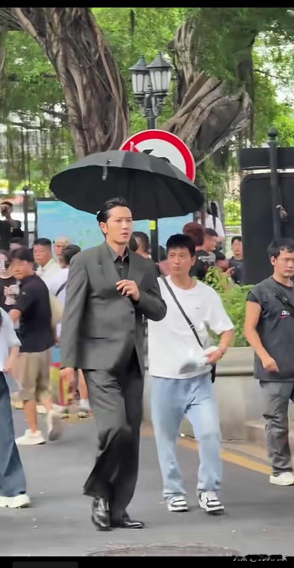 修长挺拔，风度翩翩，气场十足，影视新星彭冠英真是帅哥天花板。他这气质和风度高