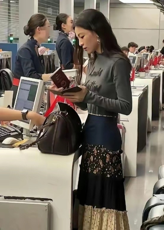 怪不得这么多男明星和她传过绯闻，现实中确实惊为天人。