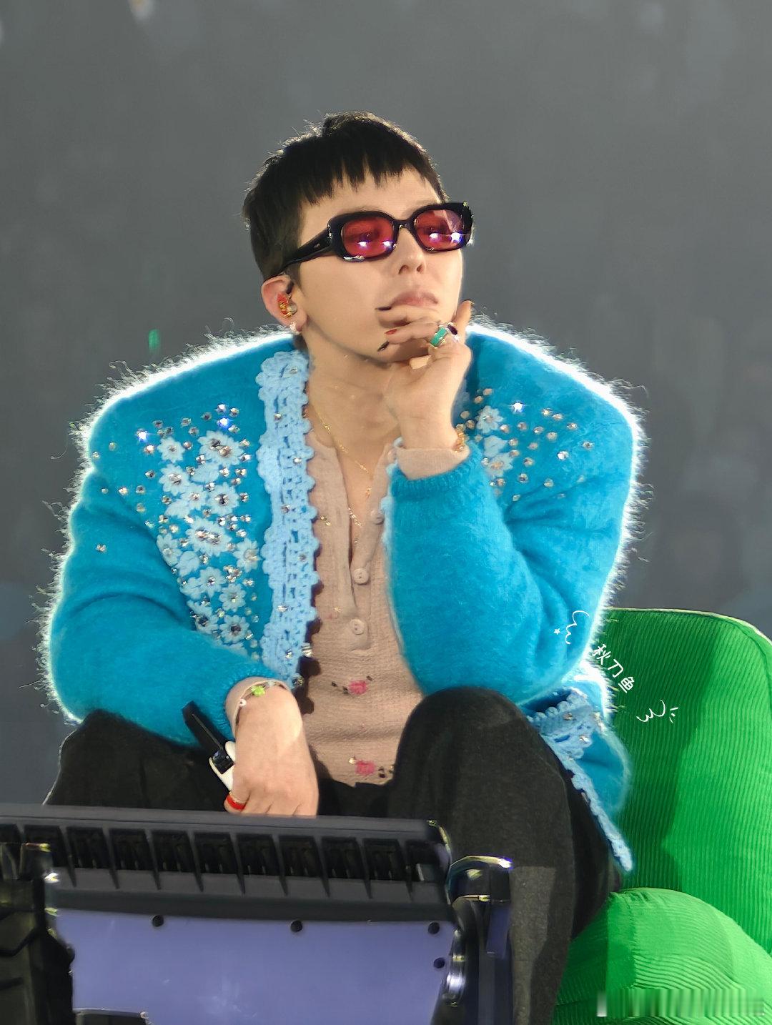 权志龙把见面会玩成演唱会了巨型皇冠舞台从天而降，蓝钻外套一出场就点燃全场！360