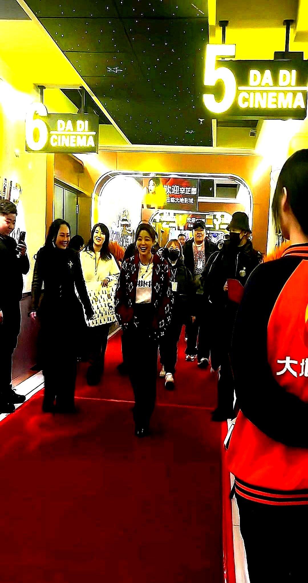 明星的人设，现在是越土越吃香了。辛芷蕾回鹤岗这事儿，就是个活生生的例子。没封