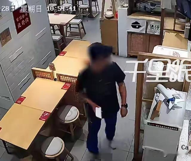上海，女子经媒人介绍交了个男朋友，端午节提着礼物去男方家，男子表现太差劲，女子提