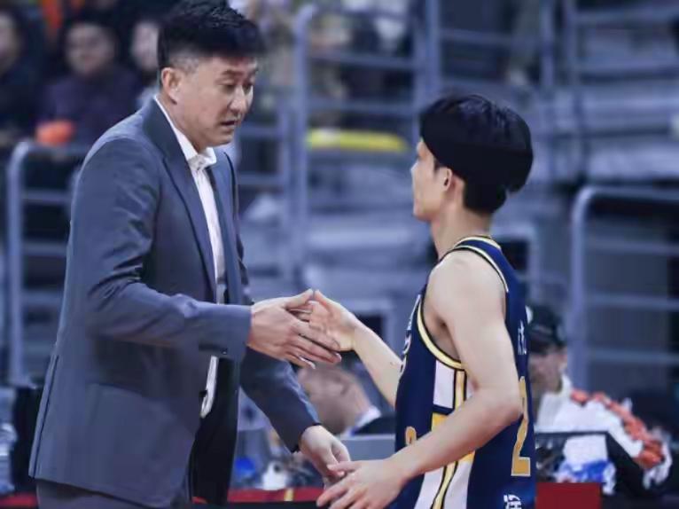 CBA联赛在12月30日晚迎来关键轮次，积分榜榜首就此易主。广东男篮在客场以98