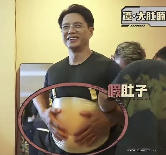 哈哈破案了，就《藏锋》里演谭彦的段奕宏，我说向来腰杆笔直的硬汉咋成大肚腩