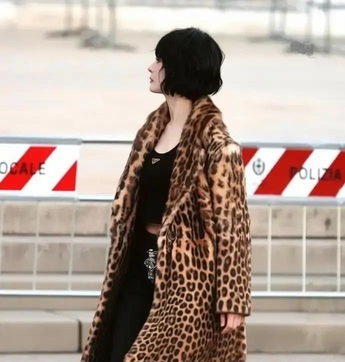 米兰街头的镁光灯一闪，内娱这对高颜值组合算是把排面拉满了谁能想到把极其考验人的豹纹大衣穿出顶奢财阀感