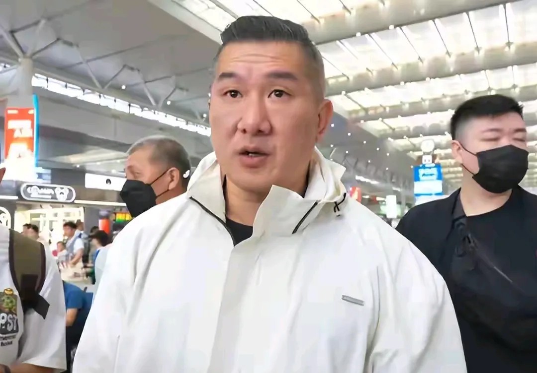 馆长害怕个甚。在杭州接了一通电话，就黑脸突然宣布结束直播，提前回去证明馆长也怕了