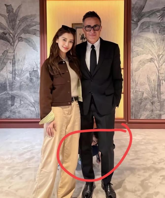 杨颖跟爱马仕高管的合照仔细一看，后面是杨颖的儿子小海绵看来当初网传的黄晓明花