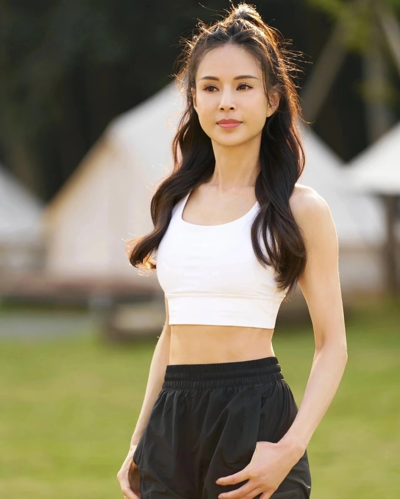 终于明白了！为什么59岁的李若彤还不结婚，不是没有人追她，也不是她沉...