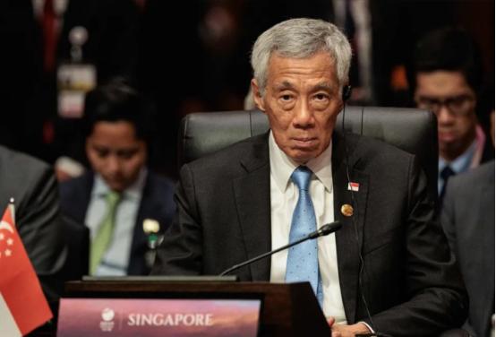 现在的新加坡，怕是真的坐不住了！为什么？因为中国人正在一步步砸掉他们端了几十年的