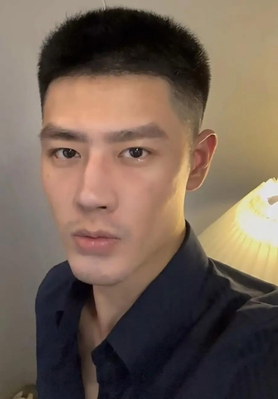脸型毁了五官，那么完美的五官被这脸型给毁了，五官中单独拎出每一官都是已经是天花板