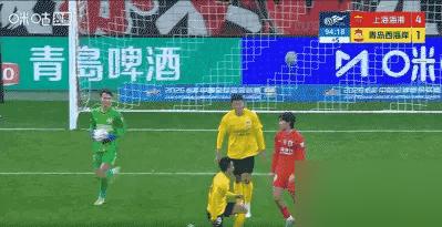 你敢信？34岁重伤刚复出的武磊，8分钟轰2球，转头就因堵门将手抛球吃黄牌！第