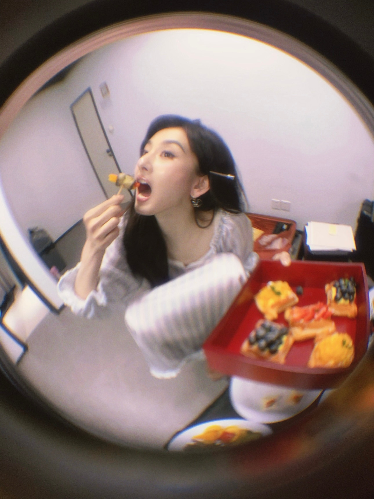 宋祖儿穿手链宋祖儿在复制粘贴的时代，你是手写的诗