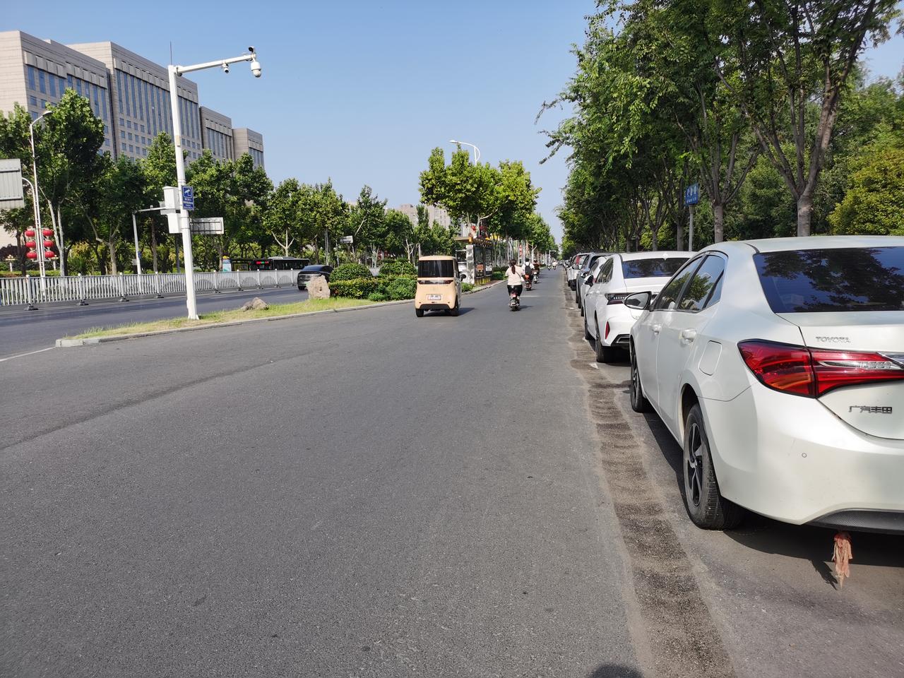 上午，从新乡东西主干道之一的平原路经过，我发现新中大道至新二街非机动车道上的机动