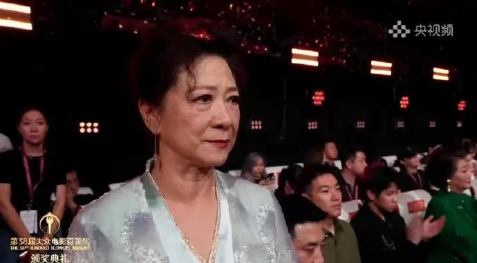 76岁的王馥荔哭了！她站在台下很骄傲，也很心疼。8月10日，王骁凭借《南京照