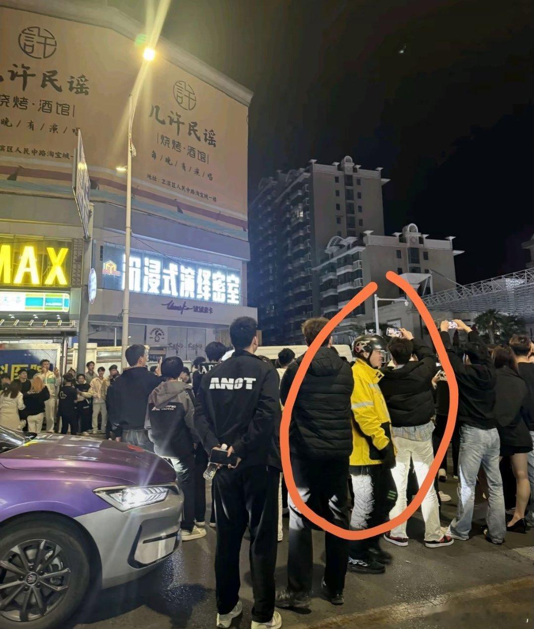 哪里都有现场怪，网友点了份外卖，骑手送得途中碰上打架看了一会儿，还给顾客说了一声