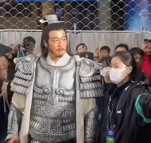 极氪回应何润东现身门店自从“粉底液将军”出现后，何润东啥也没干，隔空掀桌的威力还