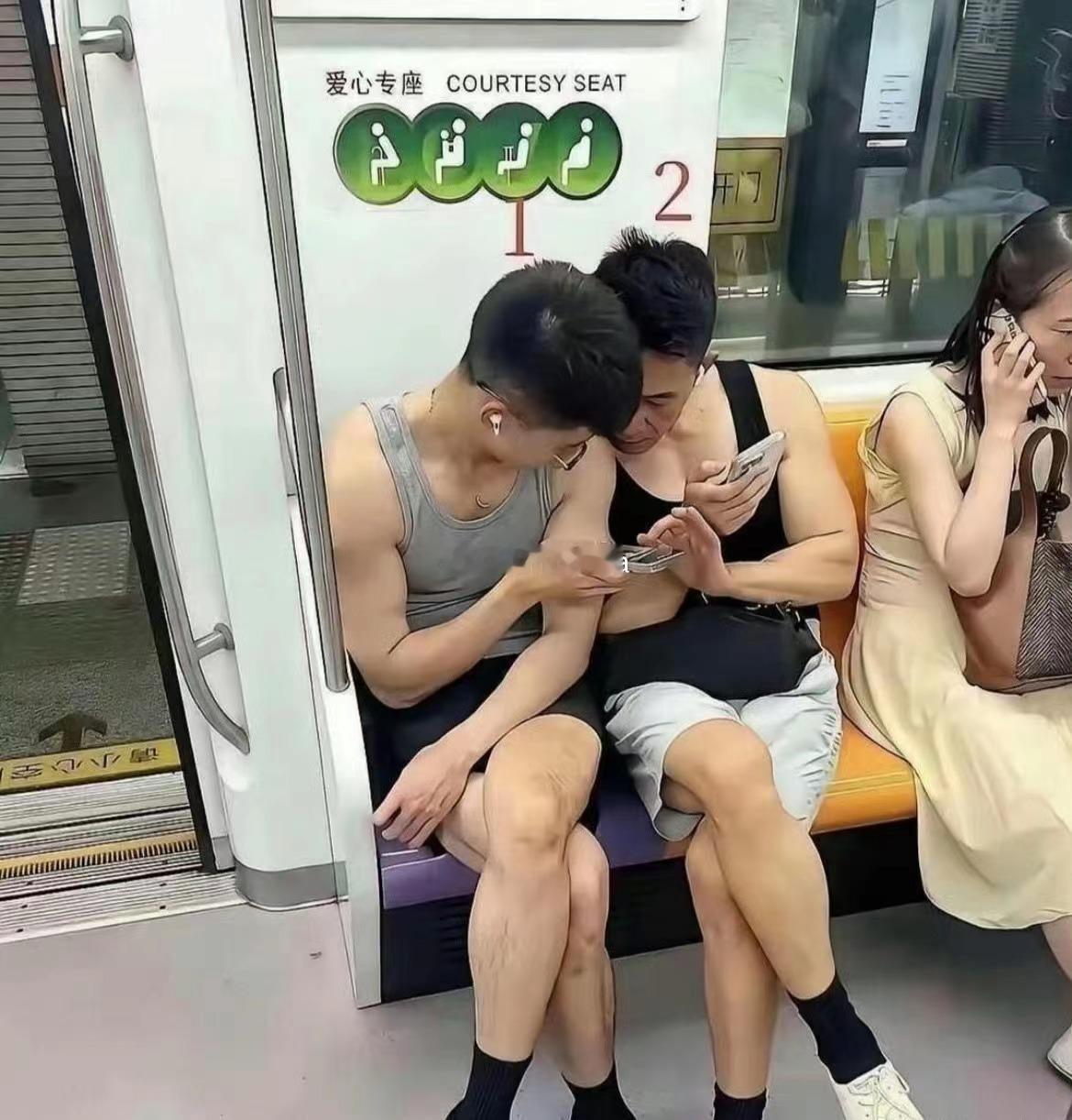 不是，这两哥们这么壮，坐爱心座椅不应该吧？？​​​