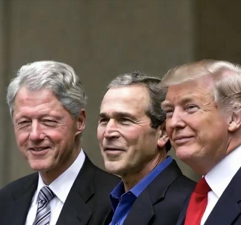 1992年，46岁的克林顿竞选美国总统成功，干了8年后。小布什当上了美国总统！那