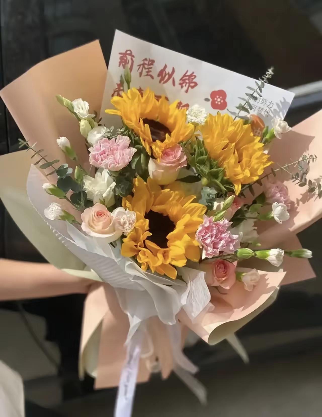 中国人有着传承了五千年的风俗习惯，即每个家庭中儿子是继承人，就像古代皇帝实行的父