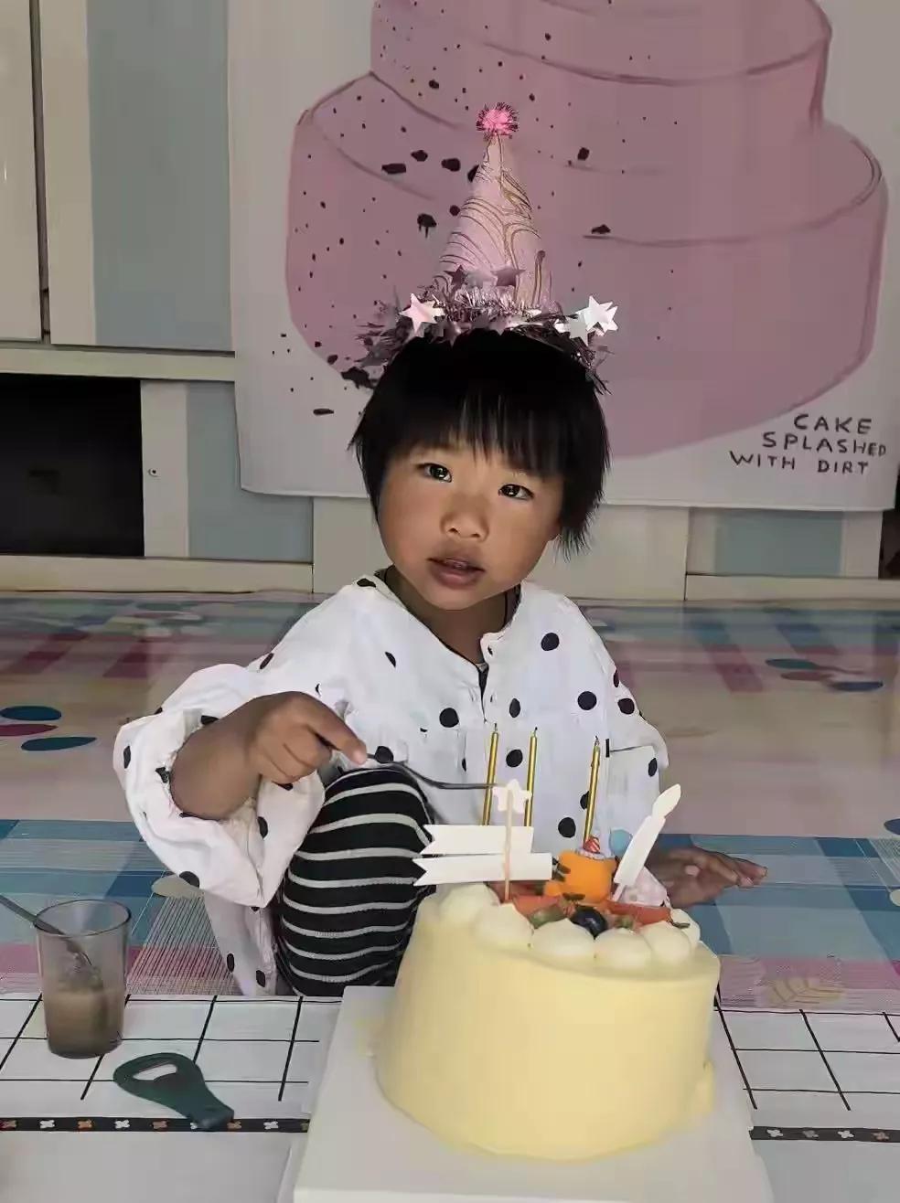 建平县黑水镇有小女孩失踪。有人称在火车上看到了这个小孩的身影。建平县警方动用侦测