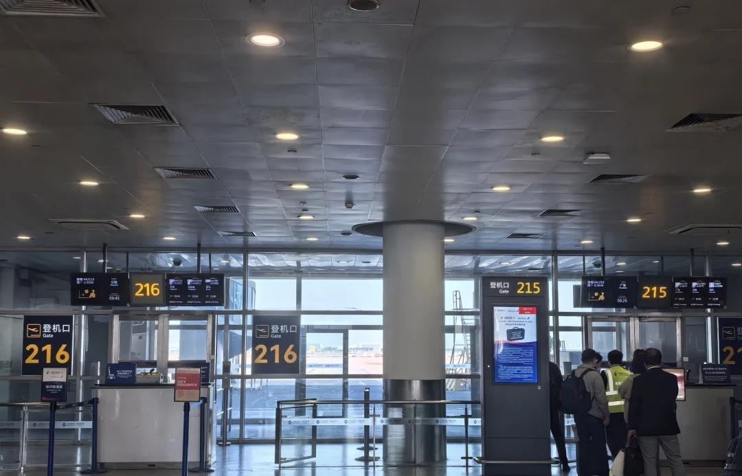 浦东机场的登机口安排被网友拍下来发到网上，右边是去广岛的航班，左边是去长崎的。