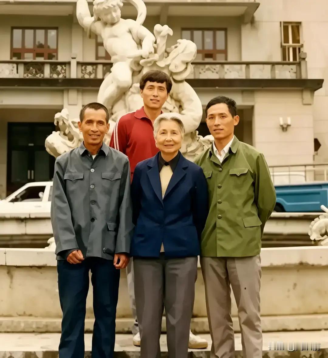80年代末，曾志与大儿子石来发、孙子石金龙、石草龙的合影。快门按下的那一刻，祖孙三代的影像被定格在相