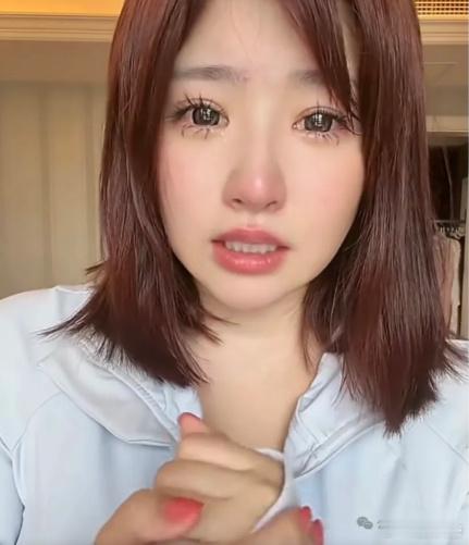 之前那个一直说自己女儿是王思聪的女儿的网红黄一鸣被封号了，她和她女儿的账号都被抖
