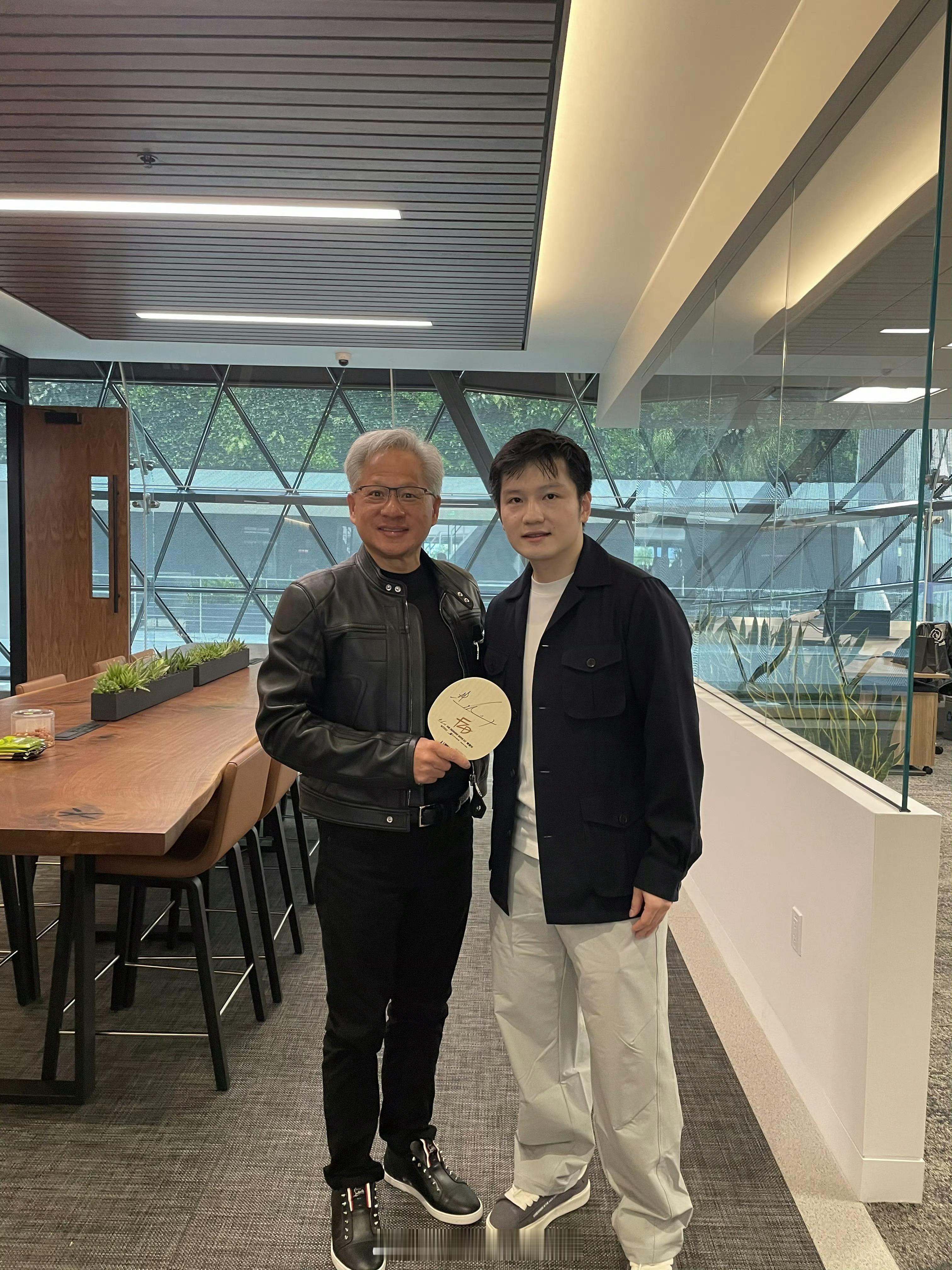 英伟达晒黄仁勋樊振东合照樊振东和英伟达创始人黄仁勋合影，并赠送签名球拍。值得一提
