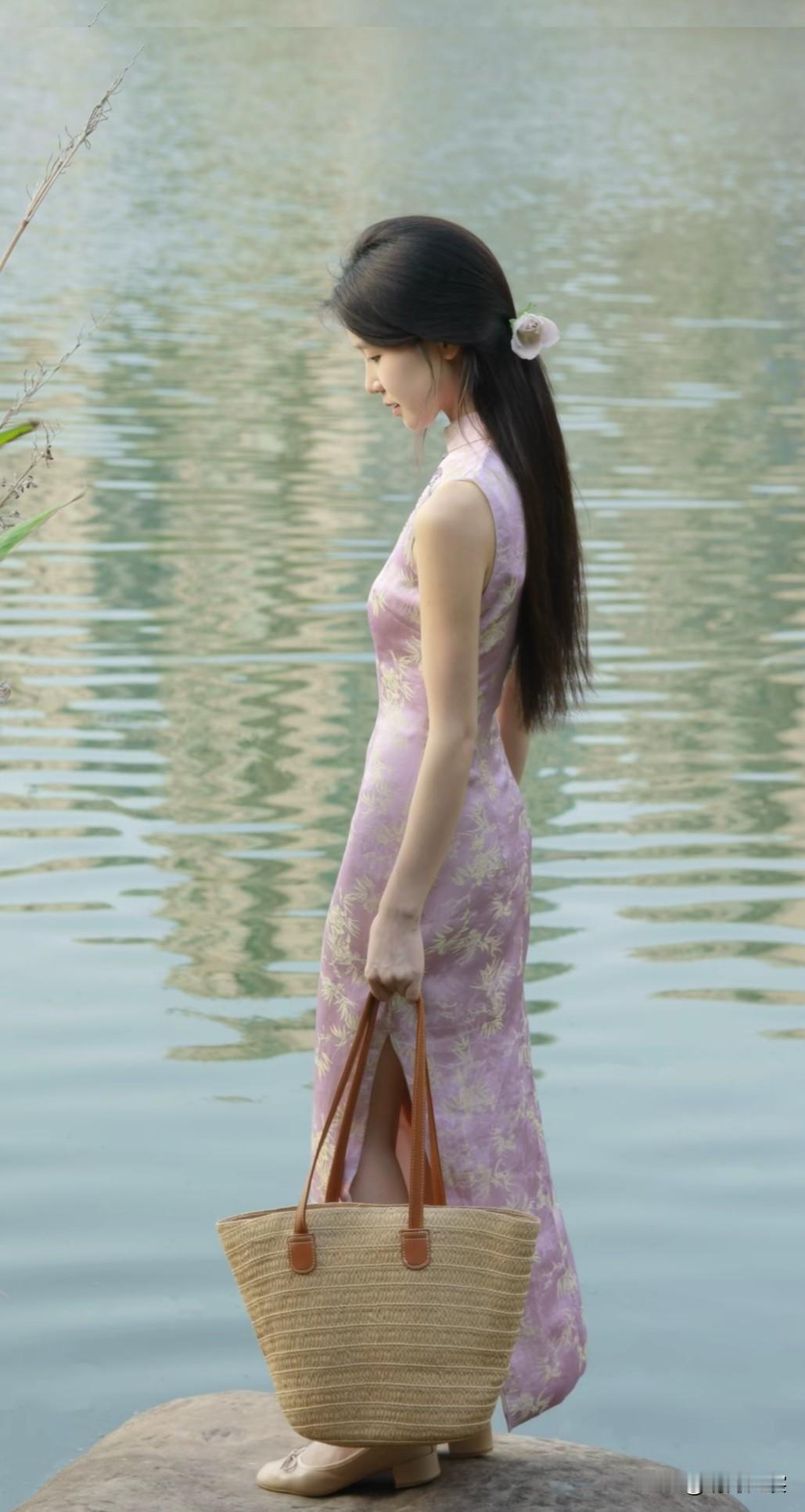 水边轻纱舞，花影映清波。